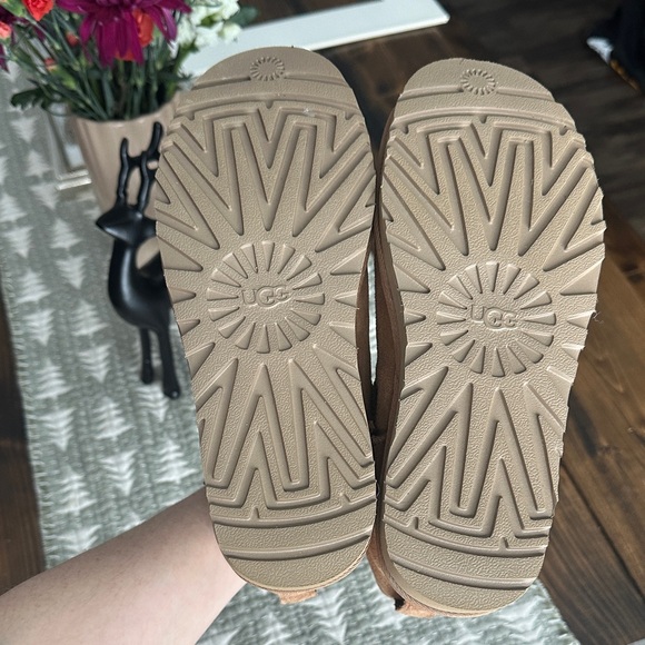 UGG Classic Mini Bailey Zip Boots 8 - Picture 2 of 5